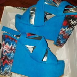 Heels -NEW-(Wedge) Size 7.