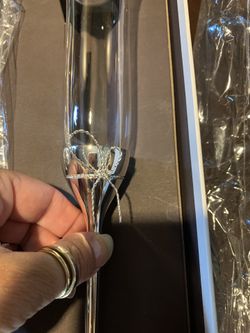Vera Wang Wedgewood “Love knots” toasting champagne flutes New / In box