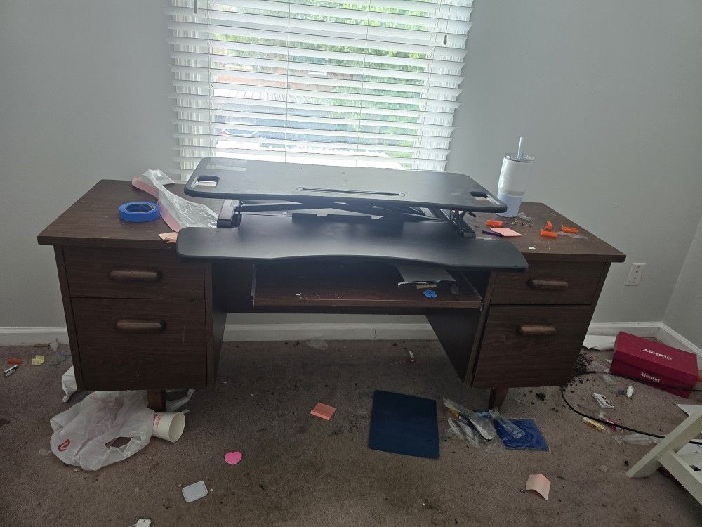 Office Desk With Lots Of Drawers