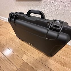 RED Pelican Style Hard case (with Roller)