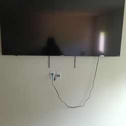 75" Roku  Flat Screen TV 