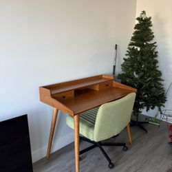 desk + chair 