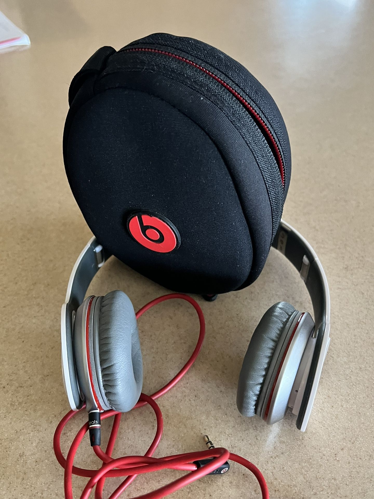 Beats  by dr.  dre.  SOLO HD 