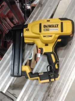 DEWALT 20V XR 18 GAUGE NARROW CROWN STAPLER