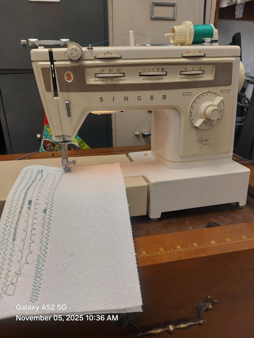 Singer Stylist 834 With Cabinet