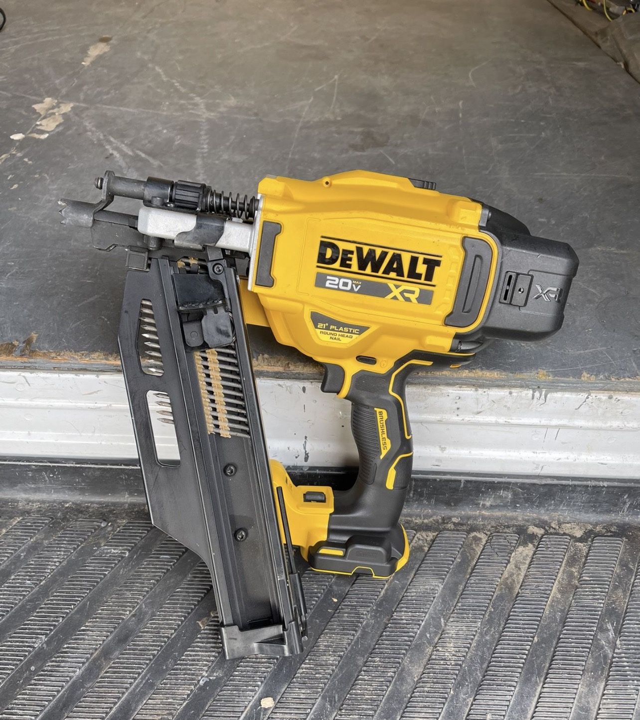 DEWALT 20-Volt 21° Cordless Framing Nailer (Tool-Only