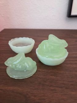 Vintage Pair of Lillian Vernon Jadeite Bunny Rabbit Trinket Boxes 2.5"