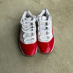 Jordan 11 low cherry size 7Y