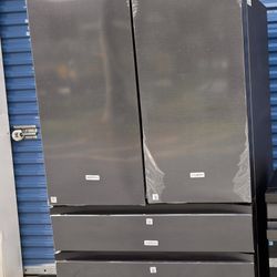 New bespoke 4-Door French Door Refrigerator (29 cu. ft.) with Customizable Door Panel Colors and Beverage Center™ in Matte Black Steel