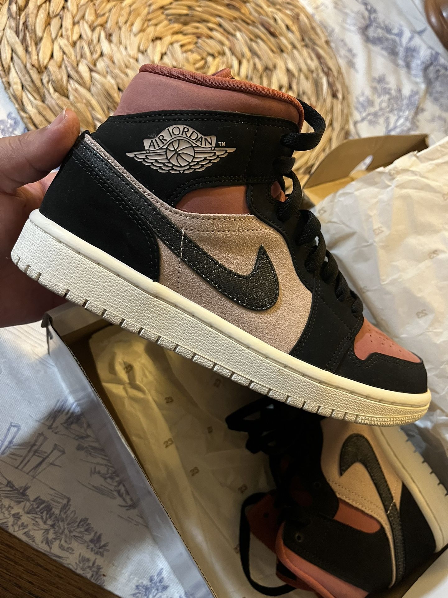 WMNS AIR JORDAN 1 MID