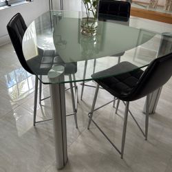 Dinning Set. 4 Chairs 