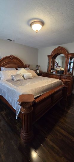 Victorian-Style California King Bedroom Set – Solid & Elegant