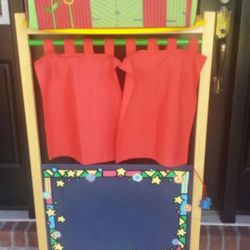 Melissa Doug Puppet Stand and Puppets