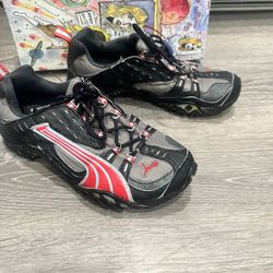 Women Sneakers By Puma , Size;6 Price :$7 Preloved