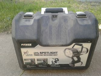 Twin beam cordless spotlight