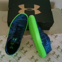 Youth kids size 6Y Under Armour Sneaker