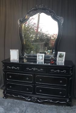 Princess Style Beautiful Bedroom Set Including Dresser,mirror,nightstand,bed Frame Colors Black And Silver has Been Refurbished