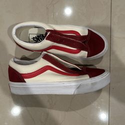 New Uni Sex  Men 6/ Women 7.5  Vans Shoes