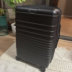 LOW PRICE MOVING- $320 + TAX BEIS CARRY ON BLACK CARRY ALL