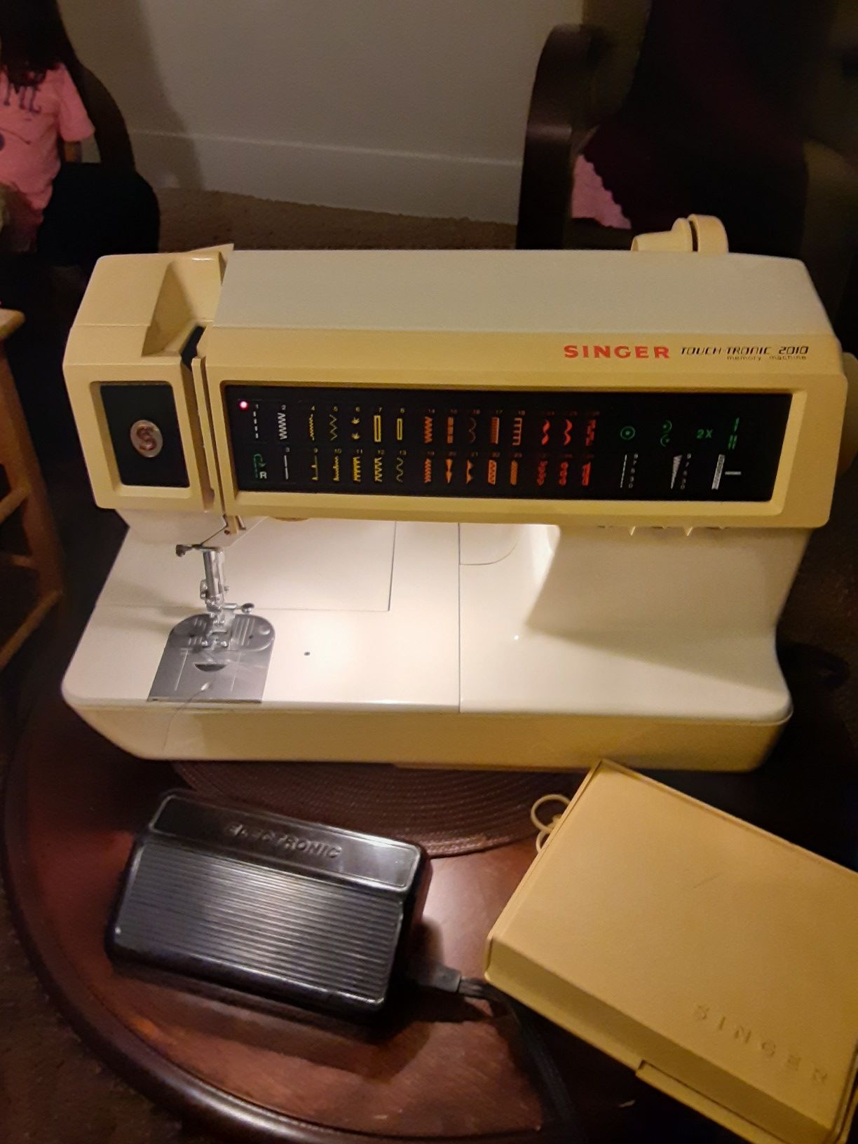 Singer touch-tronic multy stitch sewing machine works great