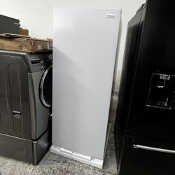 FRIGIDAIRE UPRIGHT FREEZER