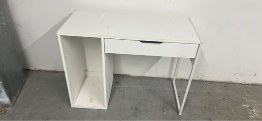 wooden desk 40”wx18”dx30”h wooden desk