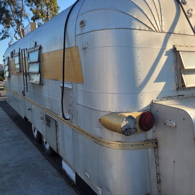 1967 SILVER STREAK TRAILER NEEDS TO BE RESTORED IT IS TOW WORTH.