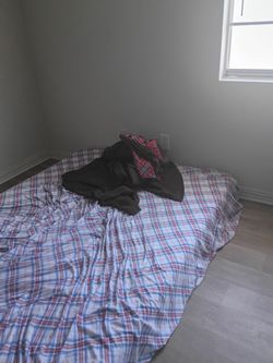 Busco un compa tenga herramienta me arme el frame de mi cama cuánto me cobras estoy por riverside