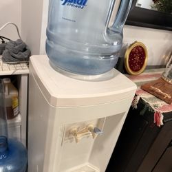 Water System Filter With 4 Large Water Bottles 