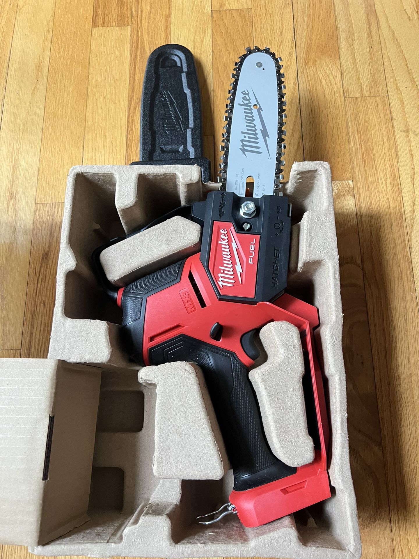 Milwaukee M18 FUEL 18V Brushless Battery 8 in. HATCHET Pruning Saw (Tool-Only)