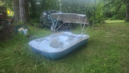 Pelican paddle boat