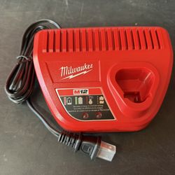 MILWAUKEE M12 Charger