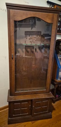 Locking g *n cabinet wood & glass