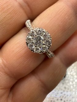 Super beautiful 14 karat white gold with 0.95 karat natural high-quality diamonds