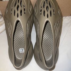 Stone Taupe Yeezy Foam Runners 