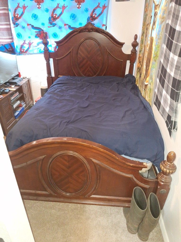 King's sighs wooden bed frame, easy to assemble, comes with box spring, lots of underbed storage.