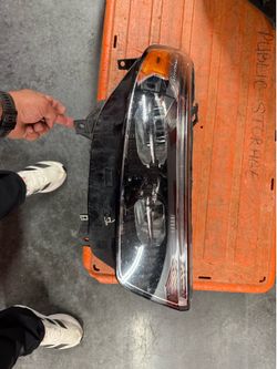 OEM Ford Explorer 2020 a 2024 head light assembly with module