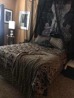 Like New Queen Bed/frame/bedding