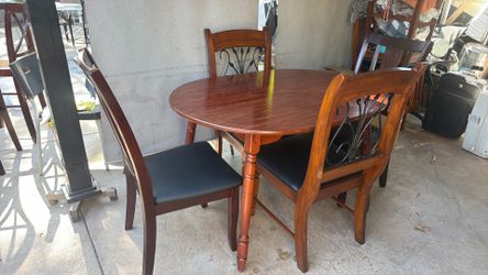 Dining table and 4 Chairs