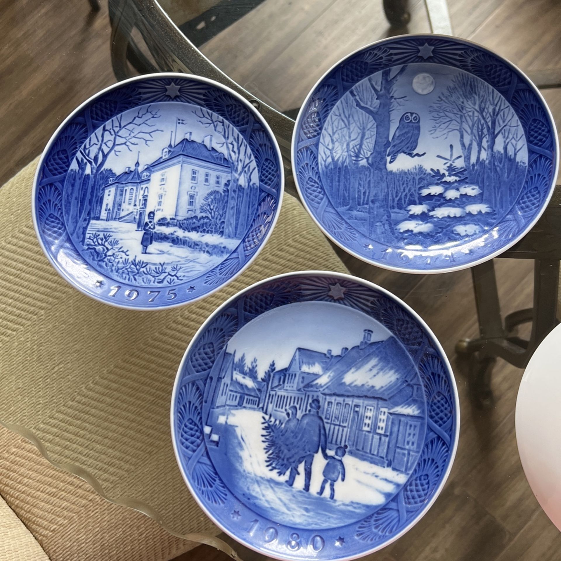6 Porcelain Plates 