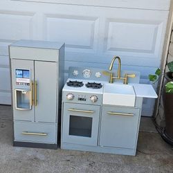 ** Beatiful 2pc Teamson Kids Wooden Kitchen **