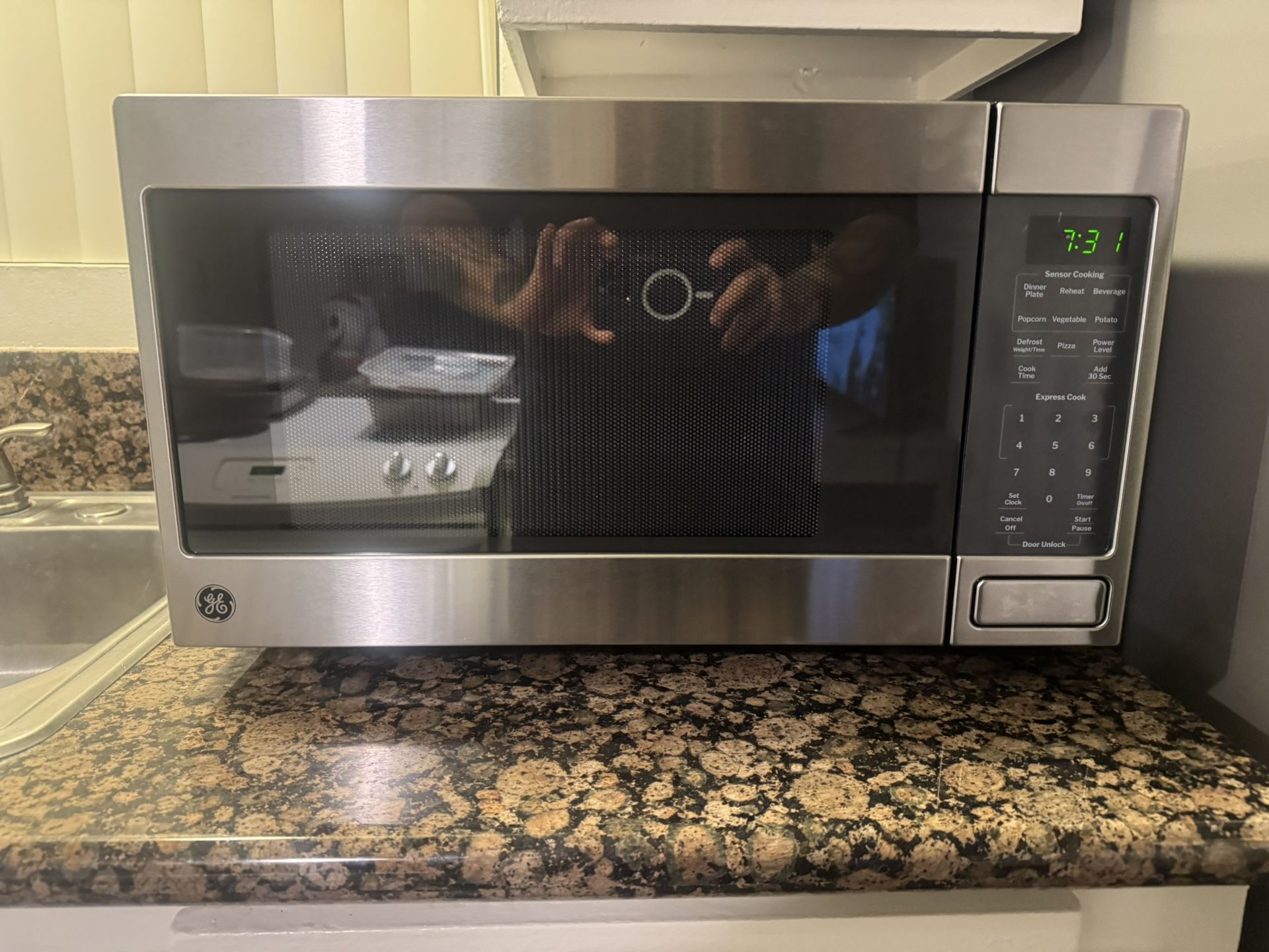 GE 1500 Watt countertop microwave