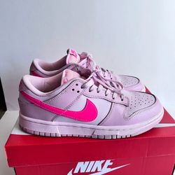 Triple Pink Nike Dunks W8