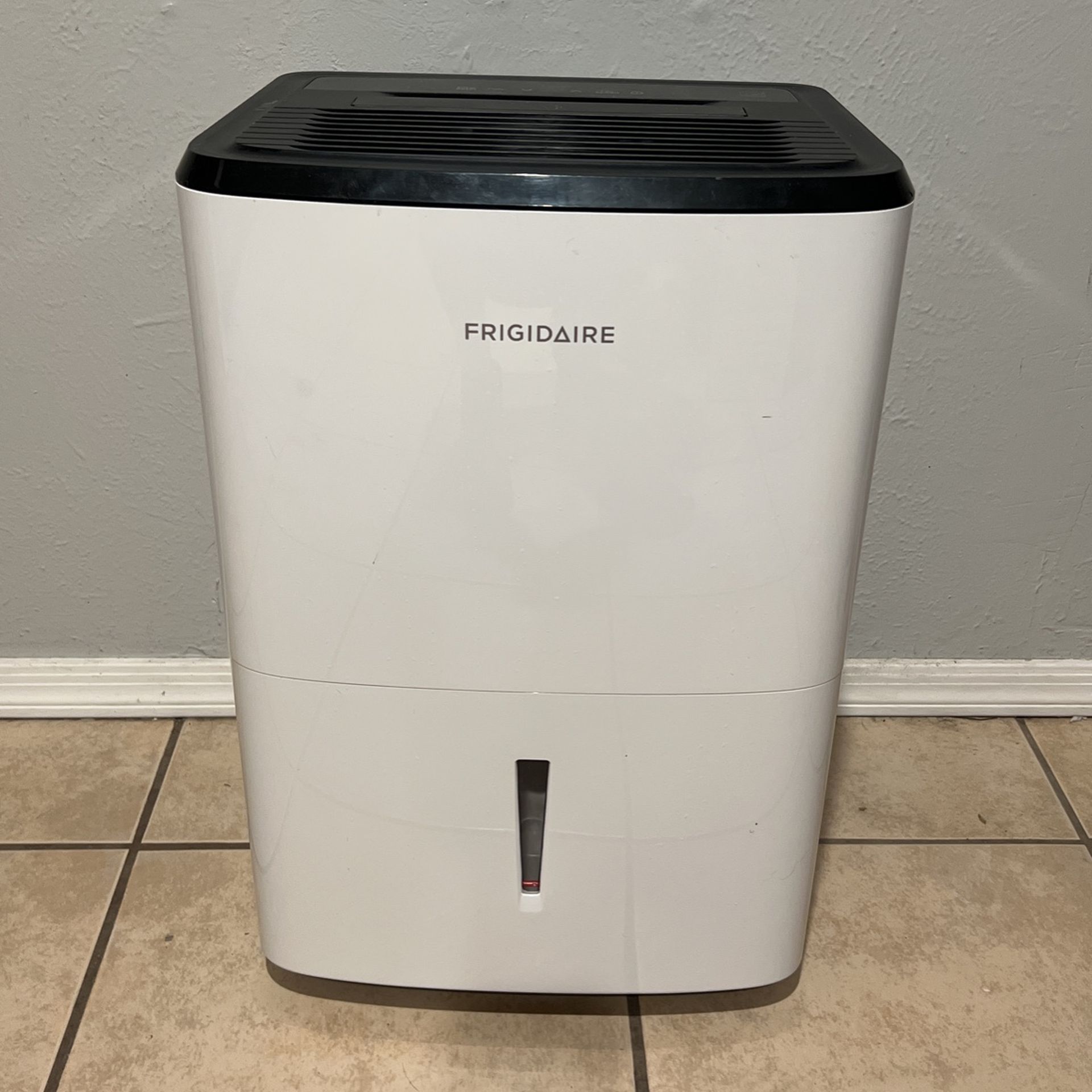 Frigidaire Dehumidifier Model FFAD3533W1, 35 Pint/Capacity Or 4.38 Gals
