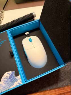 Lamzu Atlantis Mini Pro Polar White ultra lightweight Mechanical switch Gaming Mouse