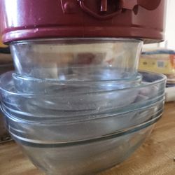 Pyrex bowls with covers 