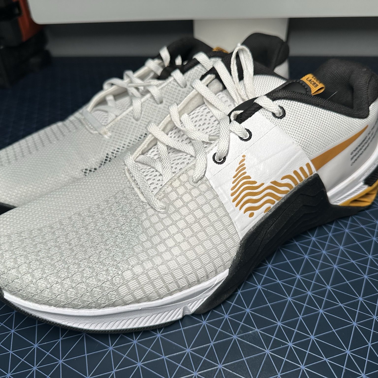 Nike metcon shops white gold