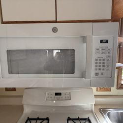 GE Refrigerator With Bottom Freezer, Gas Stove And microwave 