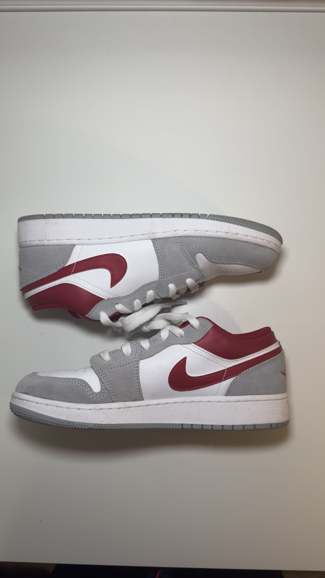 AirJordan 1 Low SE GS ‘Light Smoke Grey Gym Red’ SIZE 5.5Y 