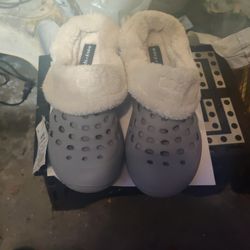 VERY CUTE!  Shoes/Slippers With Faux Fur Lining NEVER WORN